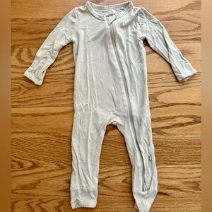 Kyte Baby bamboo zippered romper pajamas 6-12 months in Aloe